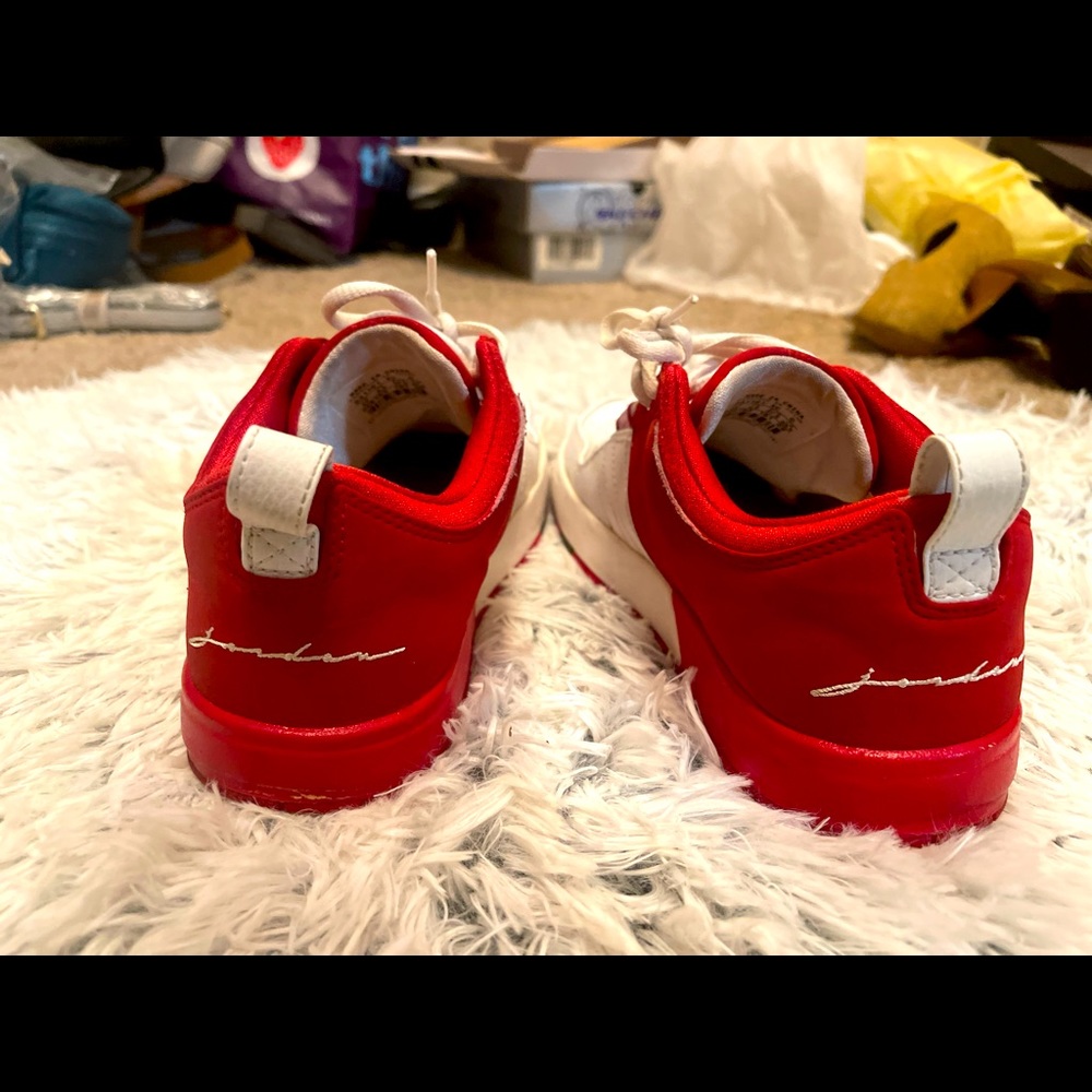 Kids Jordan size 5 fits women 7